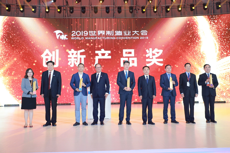 陜鼓集團黨委書記、董事長李宏安（右一）代表企業(yè)領(lǐng)取了創(chuàng)新產(chǎn)品金獎_副本.jpg